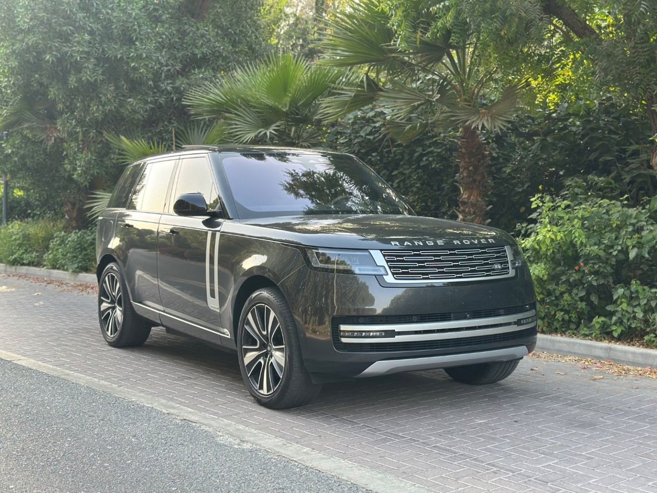 Land Rover Range Rover 2024 Autobiography P550e 3.0L Turbocharged Inline-6 Plug-in Hybrid – 542 HP | AWD | Full Options