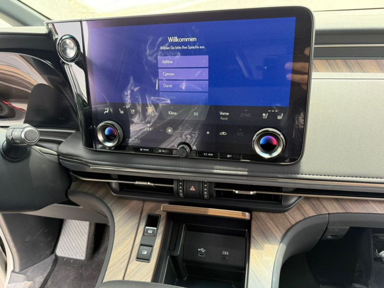 Lexus LM 350h STD (NON GCC)