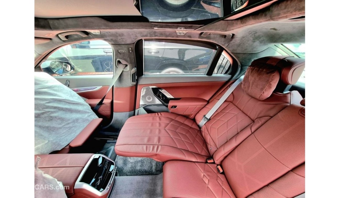 بي أم دبليو 760Li i xDrive 5 Years W&S  M Sport 2023 GCC