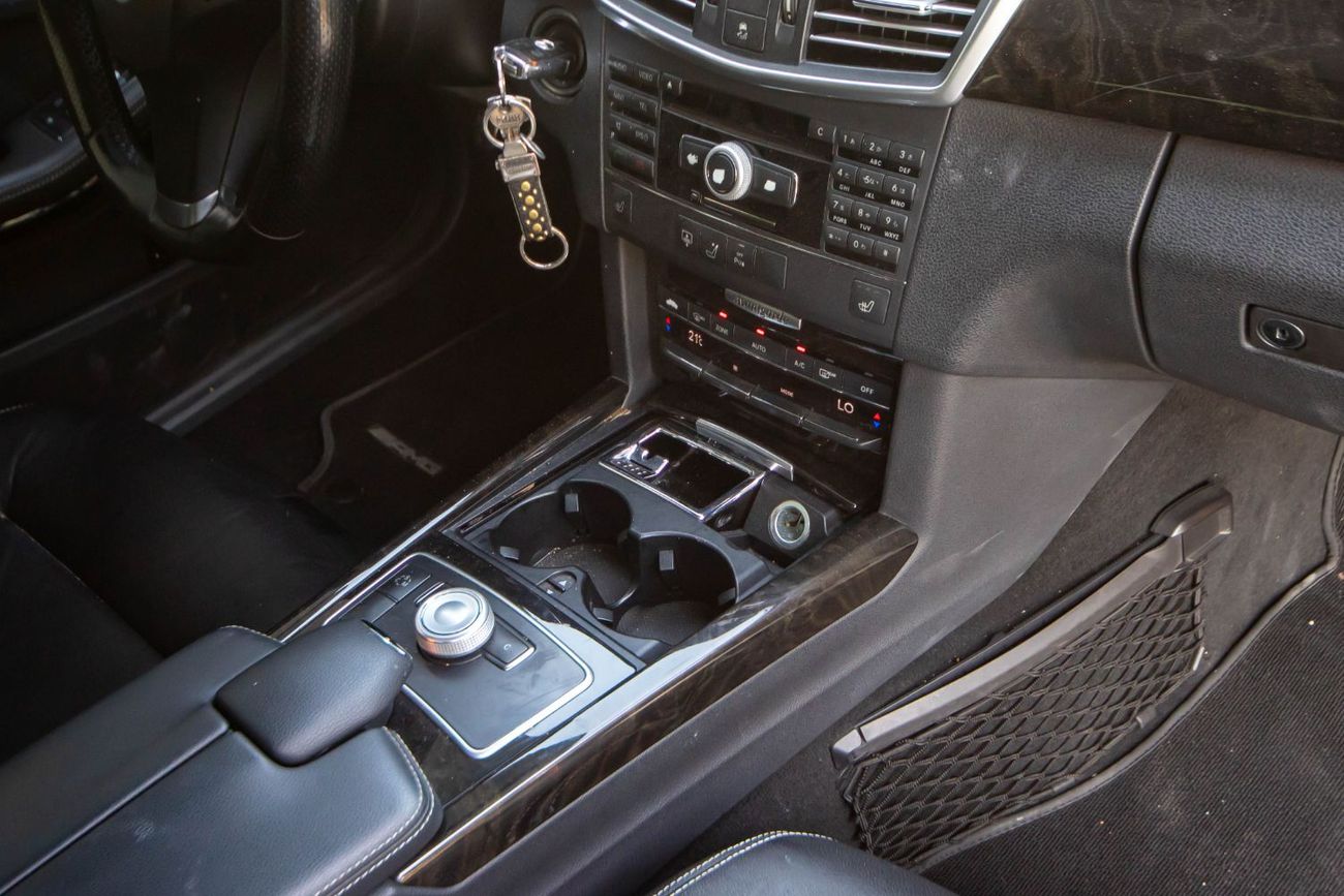 مرسيدس بنز E 350 Mercedes-Benz E350 2010, 3.5L V6, Automatic, RWD. Mileage: 180,000 km. Excellent condition inside an