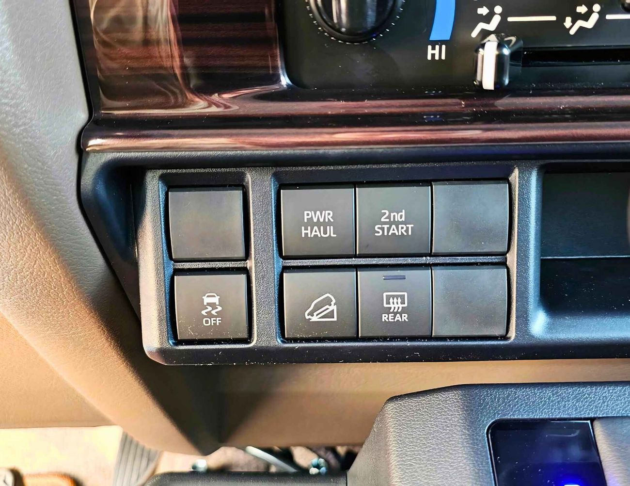 Toyota Land Cruiser 70 4.0L A/T PETROL | TOP VARIANT | DIFF LOCK | REFRIGETOR | WINCH (CODE # 68001)