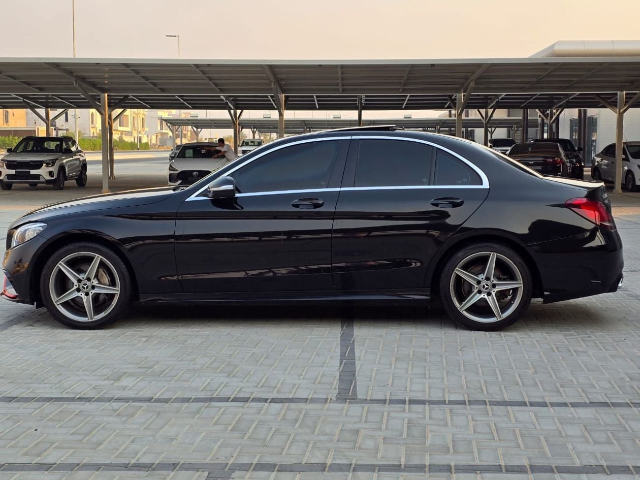مرسيدس بنز C 200 كوبيه مرسيدس 2015  الممشى: 159,000 كم  بحالة جيدة وجاهزة للاستخدام  السعر: 43,000 درهم إماراتي للتواصل وال