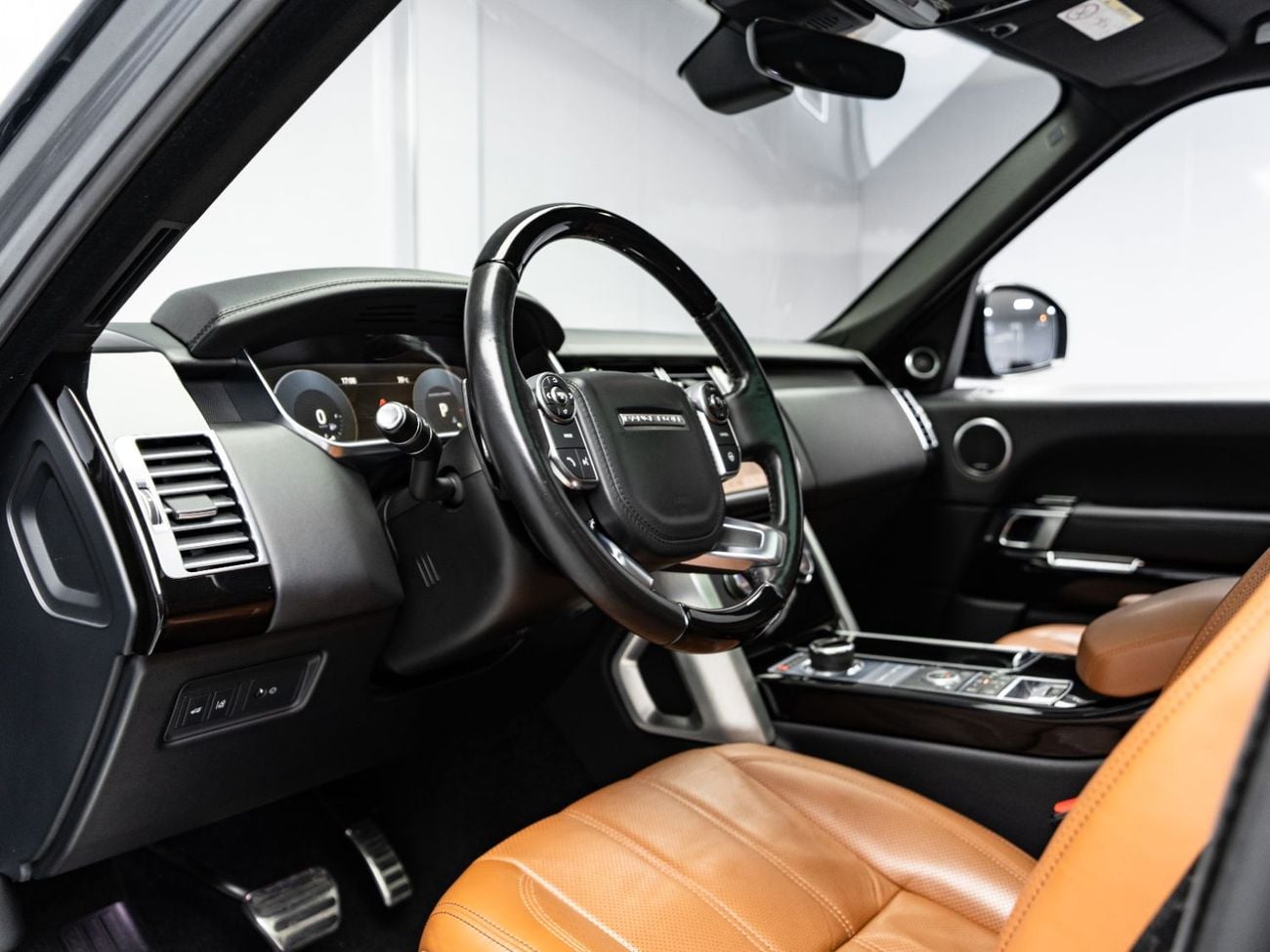 Land Rover Range Rover VOGUE SE BUY NOW, PAY 2027 | THE BLACKLINE STANDARD | 12 Month Blackline Warranty, GCC