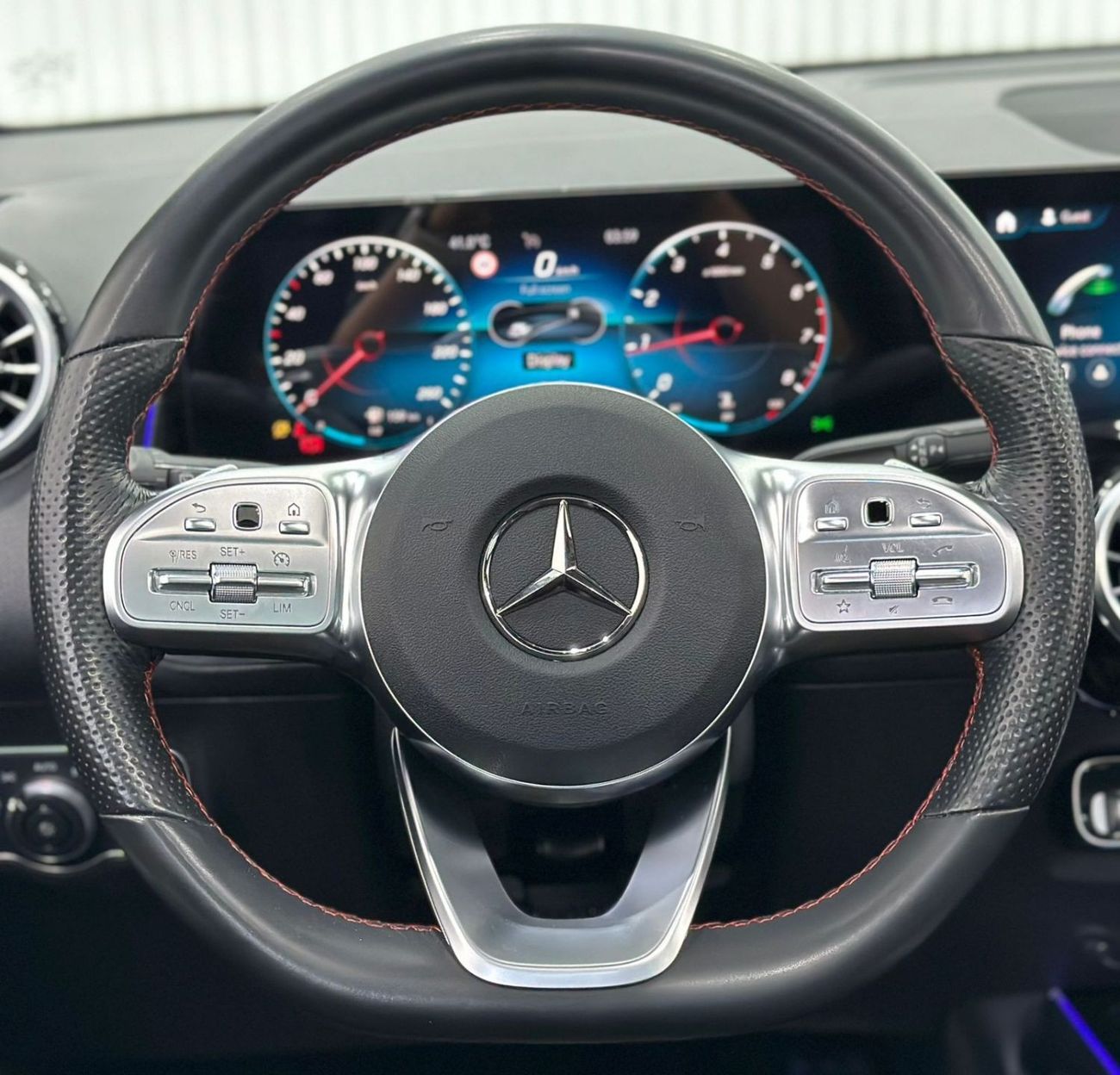 مرسيدس بنز GLB 200 2022 Mercedes Benz GLB200 AMG Premium 7 Seater, Oct 2027 Mercedes Warranty, Full Options, GCC