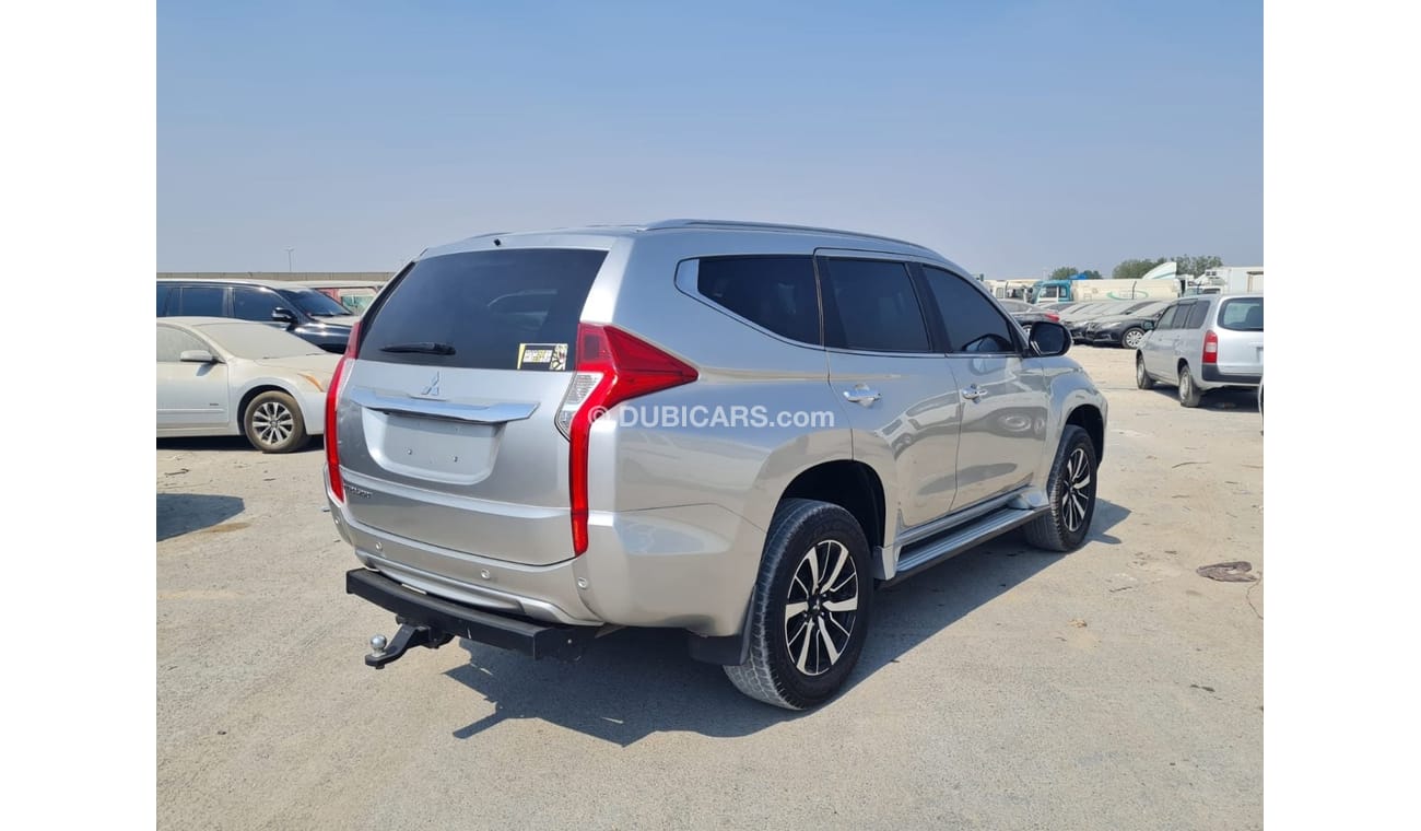 ميتسوبيشي مونتيرو Full option clean car