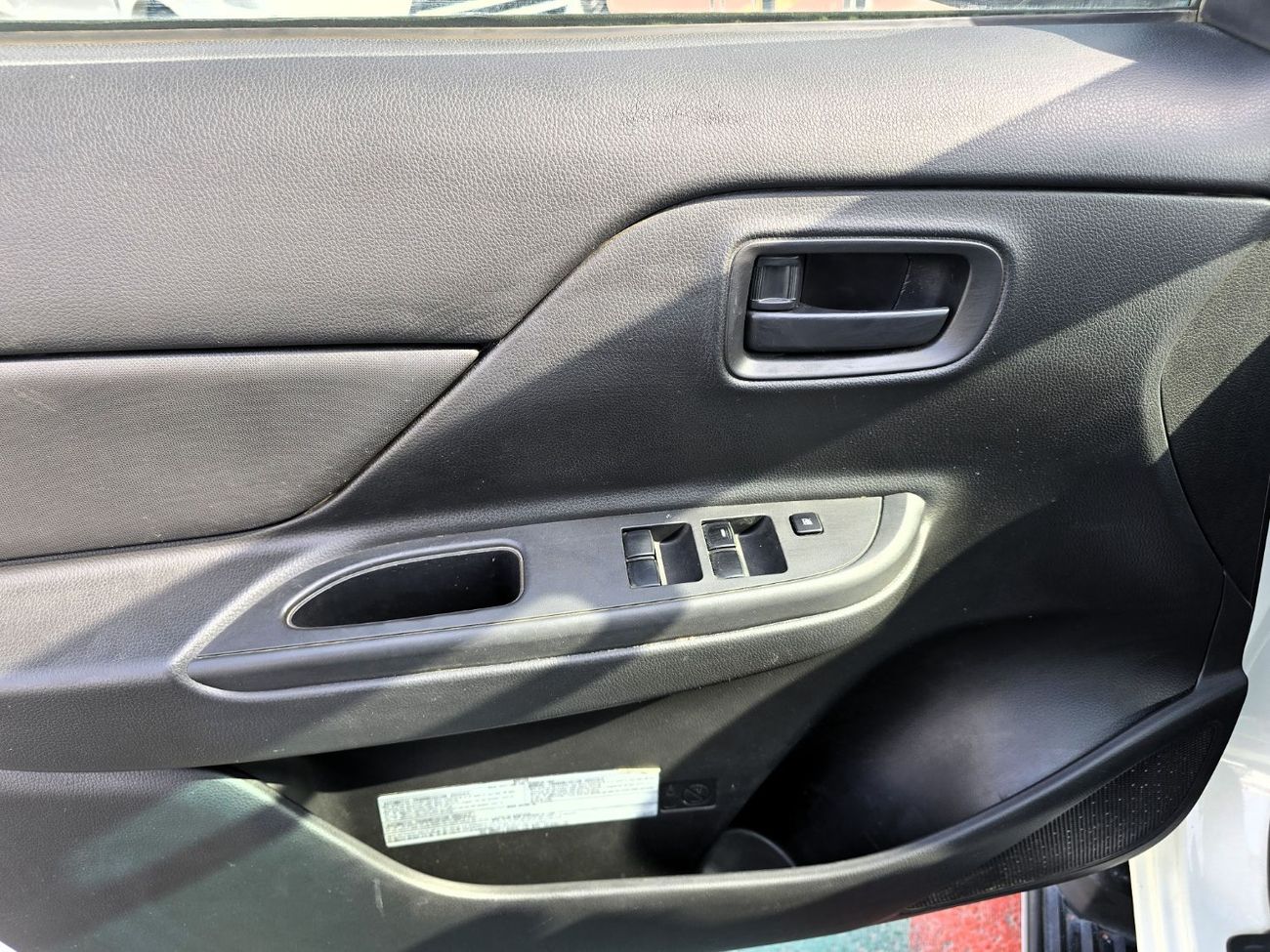 Mitsubishi L200 Used Mitsubishi58 L200 GLX 2.4L Petrol M/T 4*4  GCC White Color  2022 Model