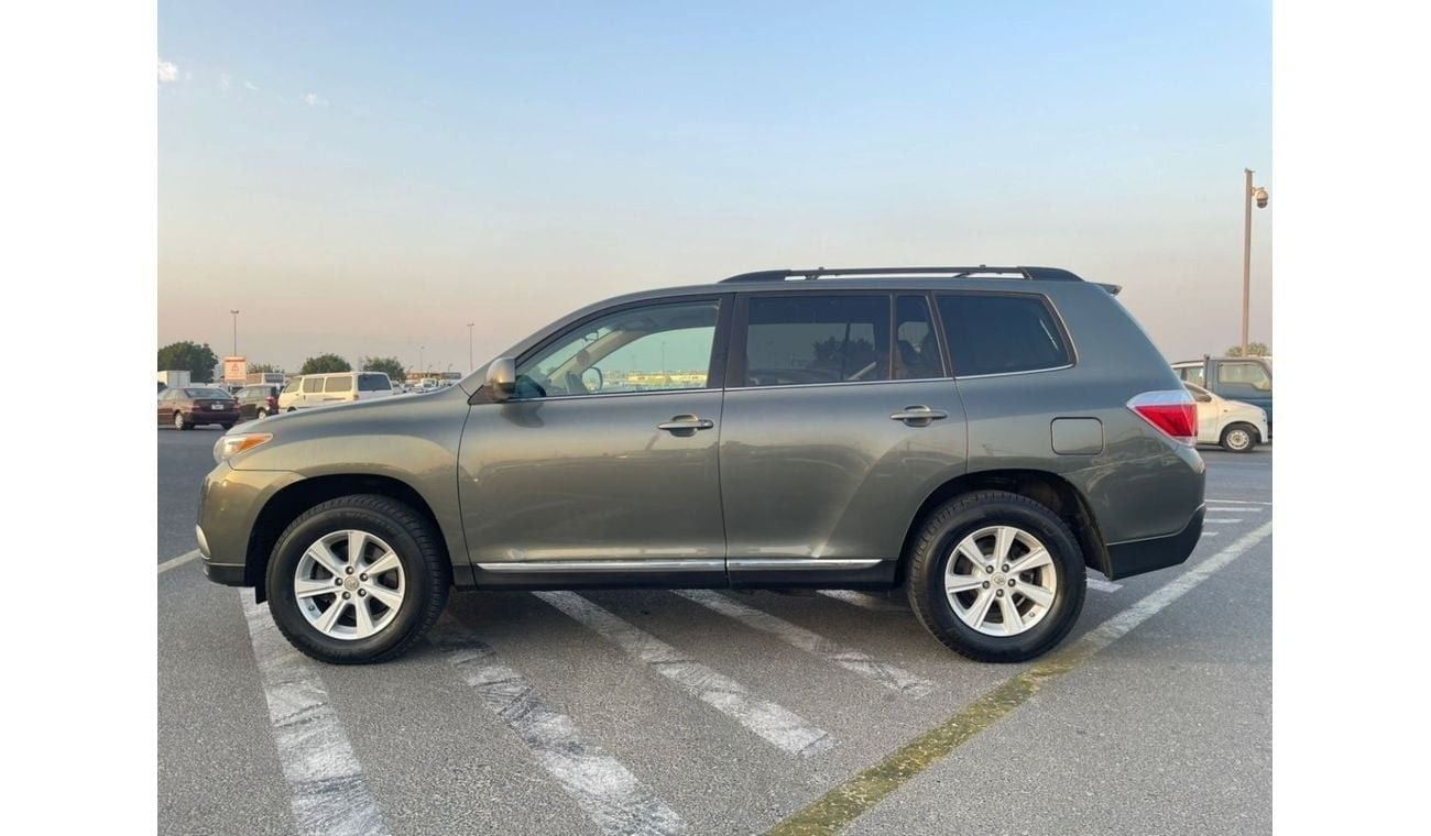 تويوتا هايلاندر 2013 Toyota Highlander MidOption+ 3.5L V6 - AWD 4x4 - Electric Seats - 7 Seater With Rear CAM - 90,0