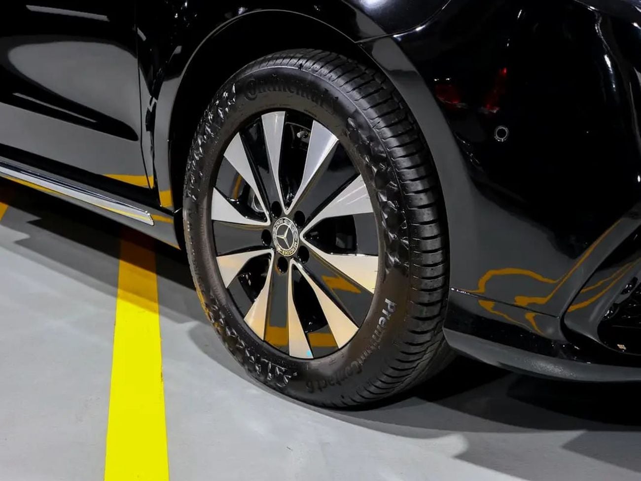 Mercedes-Benz V 300 ARRIVAL MODEL VIP MERCEDES GCC V300 with ADDITIONAL REAR AC - 2 Years Warranty by VLINE