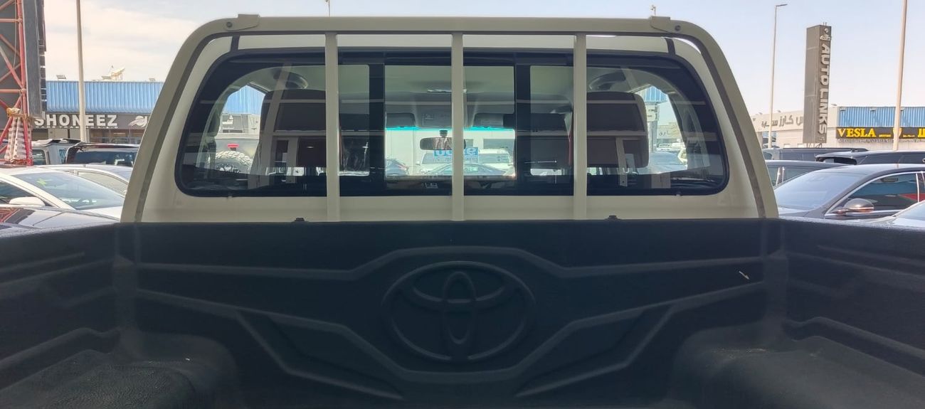 تويوتا هيلوكس GLX 2.7L Double Cab Utility 4WD A/T