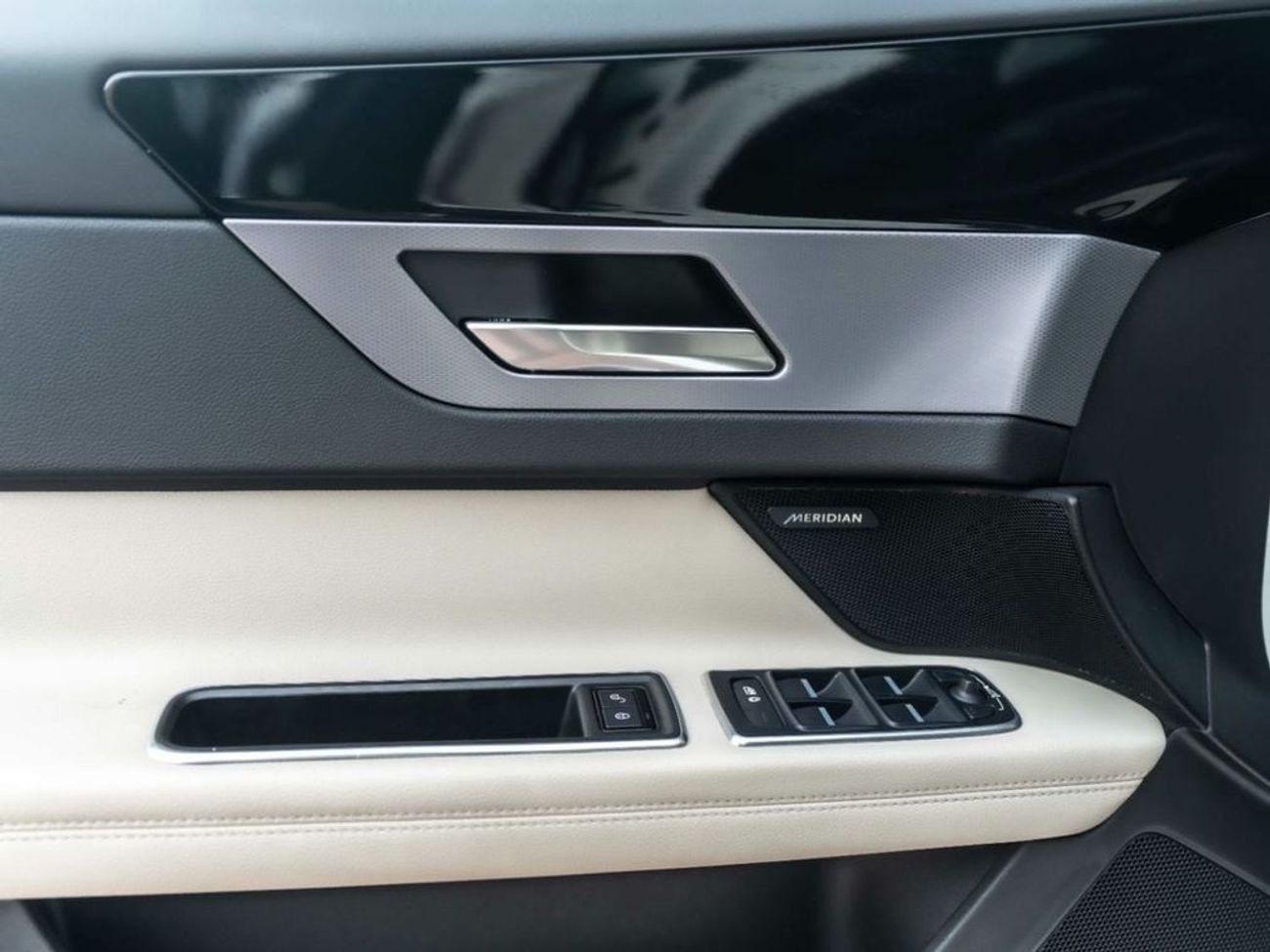 جاكوار XF R-Sport 2.0L Sedan