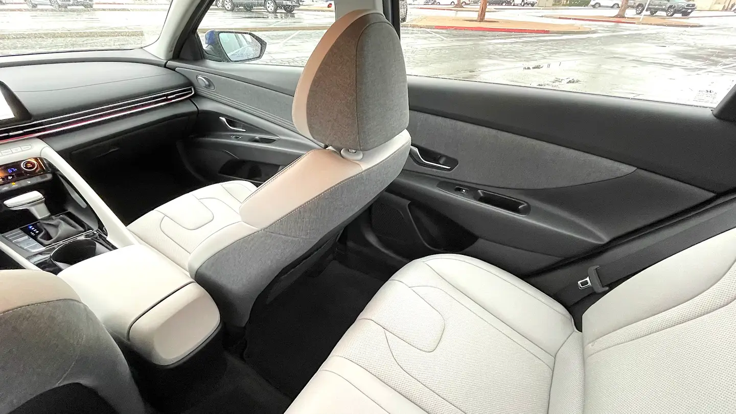 Hyundai Elantra interior - Seats