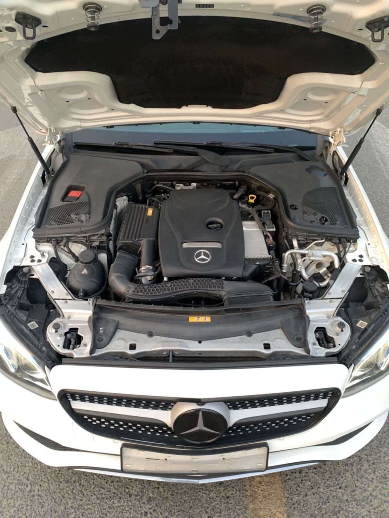 مرسيدس بنز E300 Mercedes-Benz E300 4Matic panorama V4 2.0L Model 2017 Price:90.000AED  Mileage:140.000 Km  Specifica