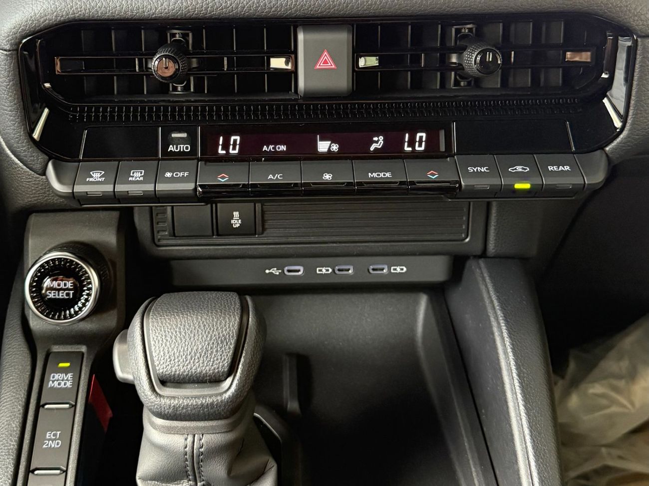 تويوتا برادو 2.8 DIESEL 4X4 AT VX -STD SUNROOF  **EXPORT ONLY**التصدير فقط خارج الخليج**