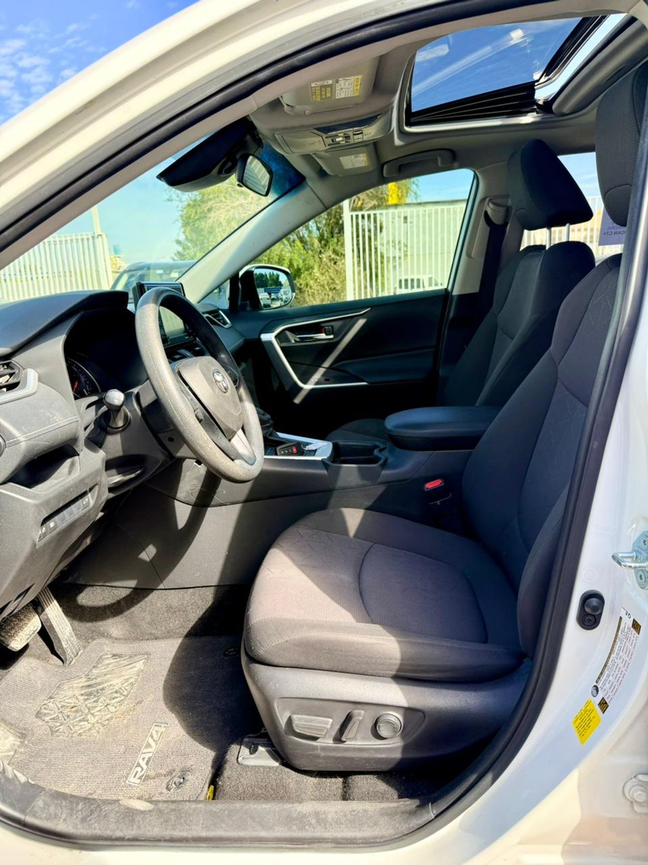 Toyota RAV4 2021 Toyota Rav4  XLE 2.5L full option + sunroof + Push start + alloy rim + Radar + keyless Entry  e