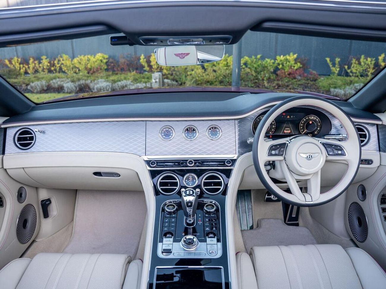 بنتلي كونتيننتال 4.0 V8 High-Performance 25.9kWh GTC Auto 4WD Euro 6 (s/s) 2dr (EXPORT ONLY)