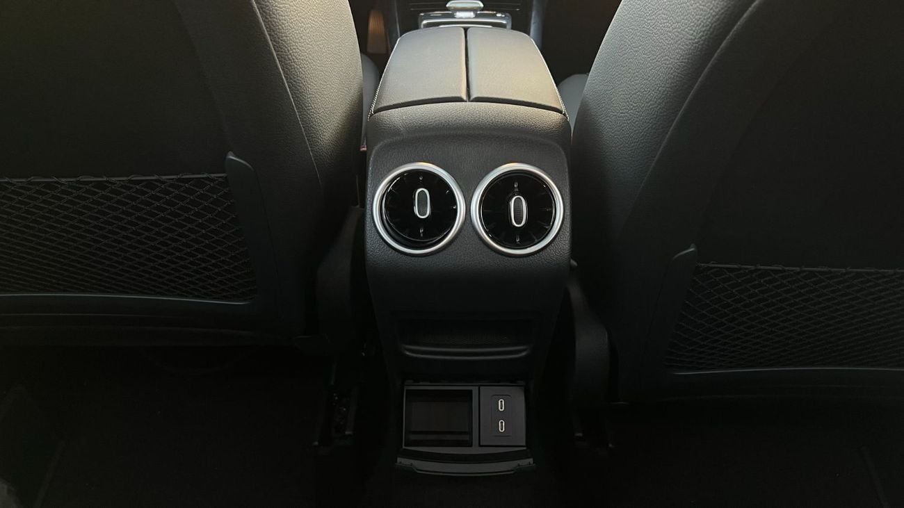 مرسيدس بنز GLA 200 Mercedes-Benz GLA 200 1.3L Petrol