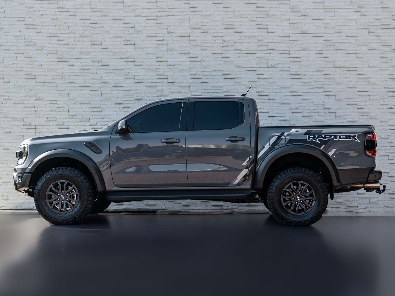 Ford Ranger Raptor AED 3,932 PM • RANGER RAPTOR • ONLY 4,000 KMS • FORD WARRANTY AND SERVICE CONTRACT UNTILL 2029