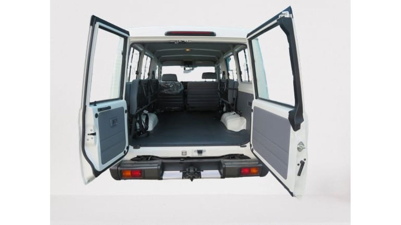 تويوتا لاند كروزر 70 تويوتا LC 78 هارد توب 4.0 بنزين موديل 2024 اللون ابيض