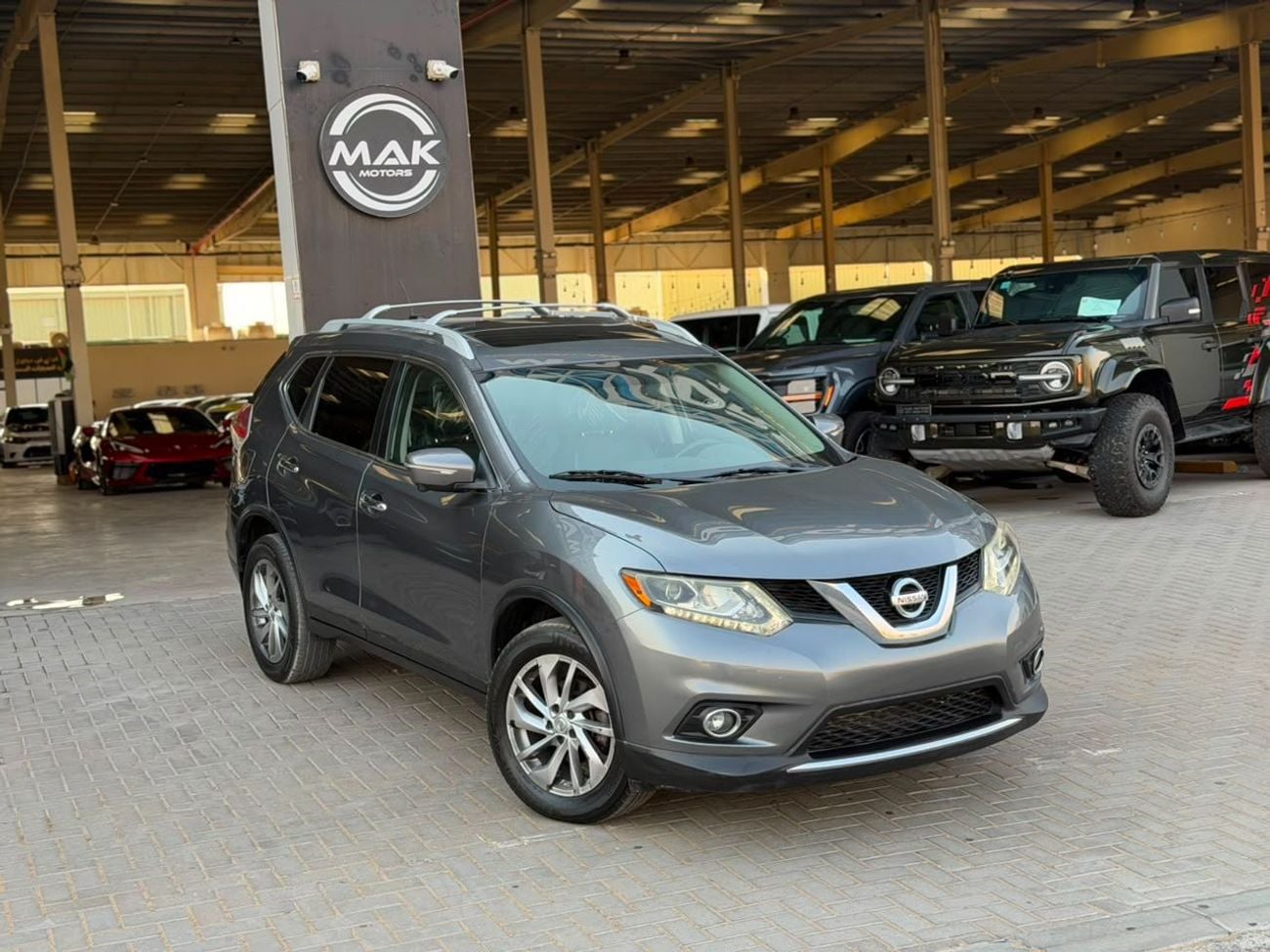 نيسان روج SV (NON GCC) SL / V4 2.5L / PANORAMIC SUNROOF /360 CAMERA / BIG SCREEN / 4X4 / RIMS / IN PERFECT CON