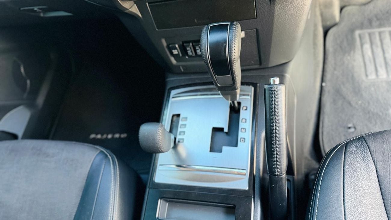 ميتسوبيشي باجيرو SIGNATURE BODY KIT MODIFIED | ELECTRIC HEATED SEATS | BACK CAMERA | PARKING SENSORS | 3.2L DIESEL EN