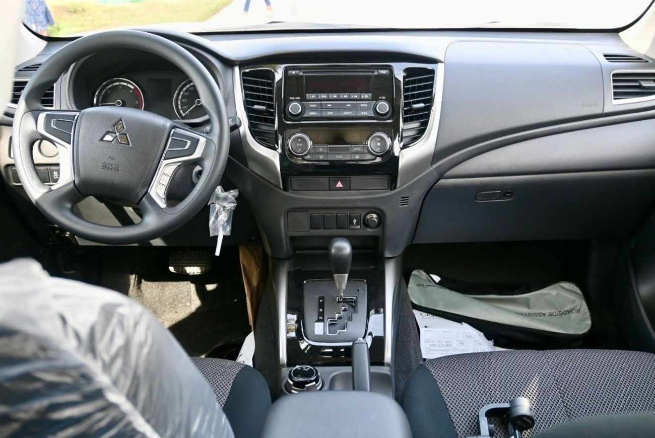 ميتسوبيشي L200 ميتسوبيشي L200 موديل 2023 ديزل 2.4 لتر ناقل حركة أوتوماتيكي أبيض من الخارج رمادي من الداخل