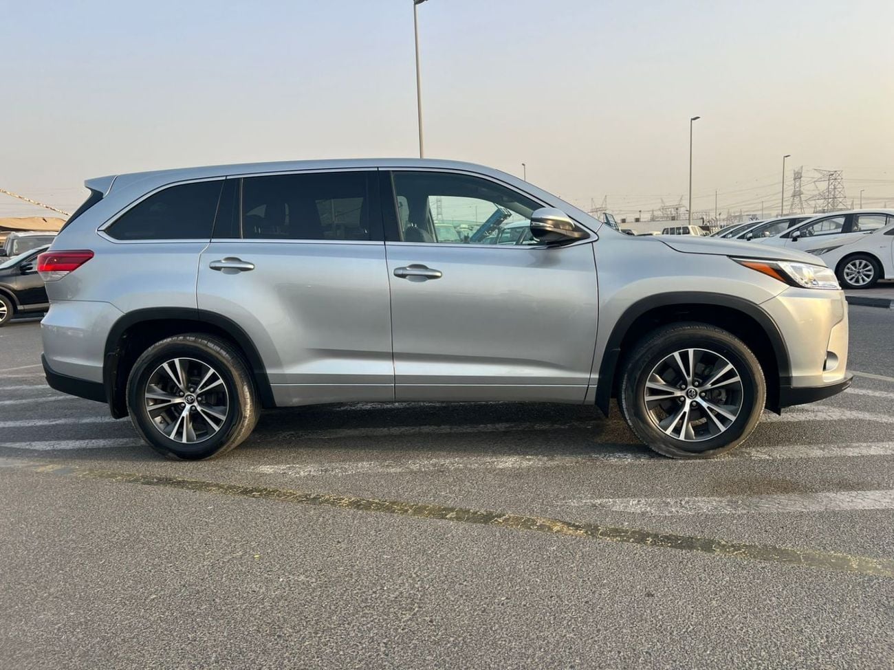 Toyota Highlander LE (NON GCC) 2017 Toyota Highlander - MidOption - 3.5L V6 - Full 7 Seater - Trunk Auto