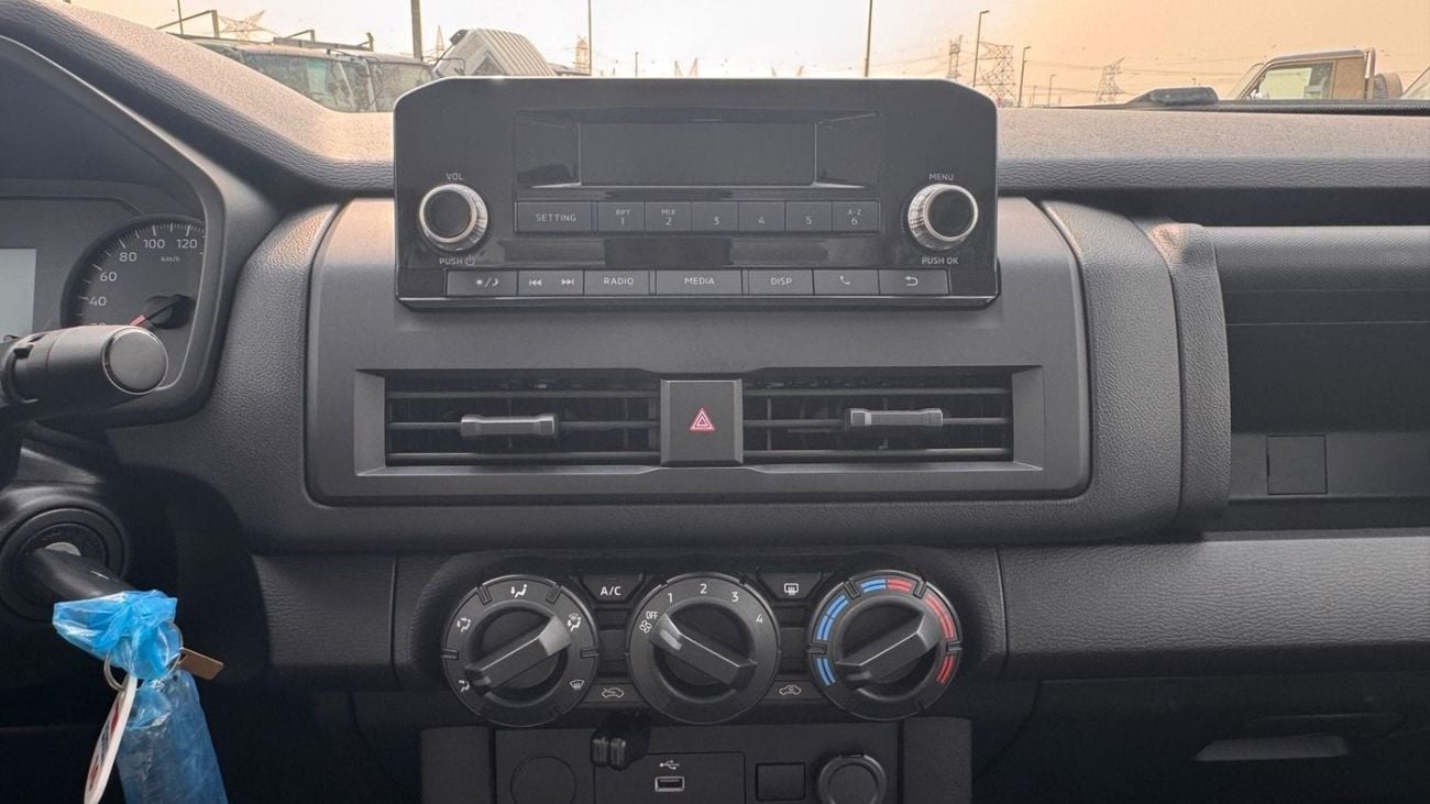 Mitsubishi L200 2.4L diesel double cabin M/T med-line