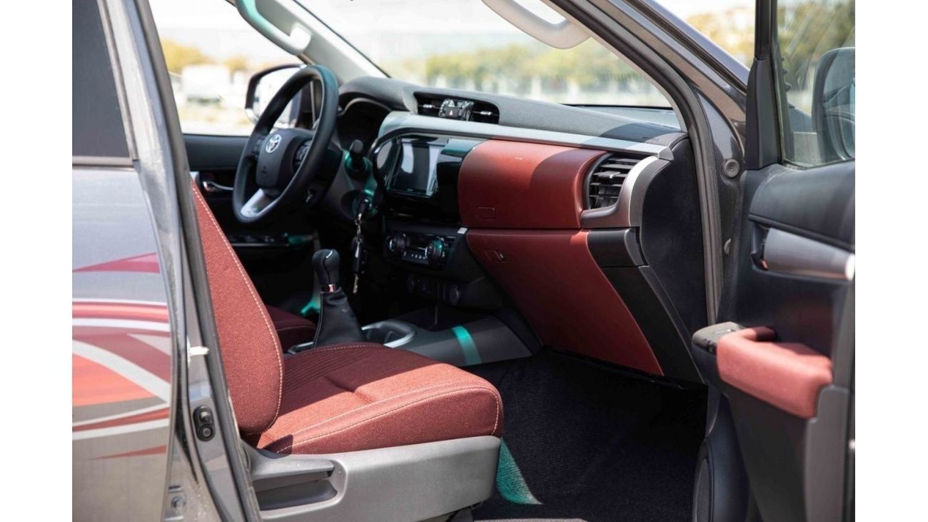 تويوتا هيلوكس تويوتا هيلوكس 4x4 DC 2.8 2023 - رمادي من الداخل عنابي