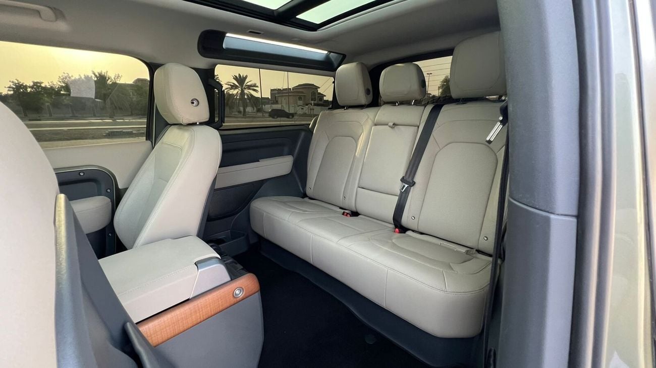 Land Rover Defender P300