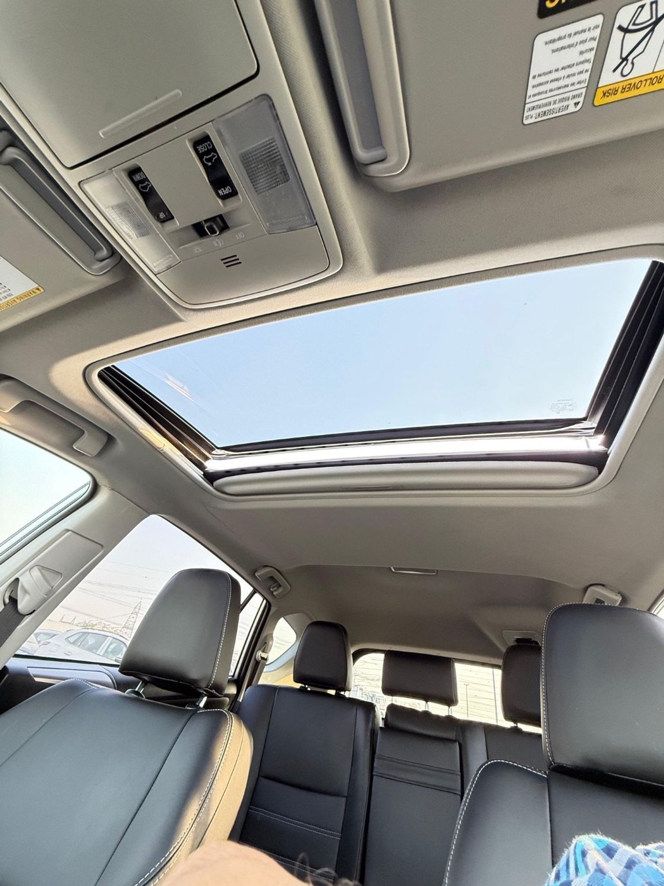 تويوتا راف ٤ XLE Hybrid sunroof,push start full Option