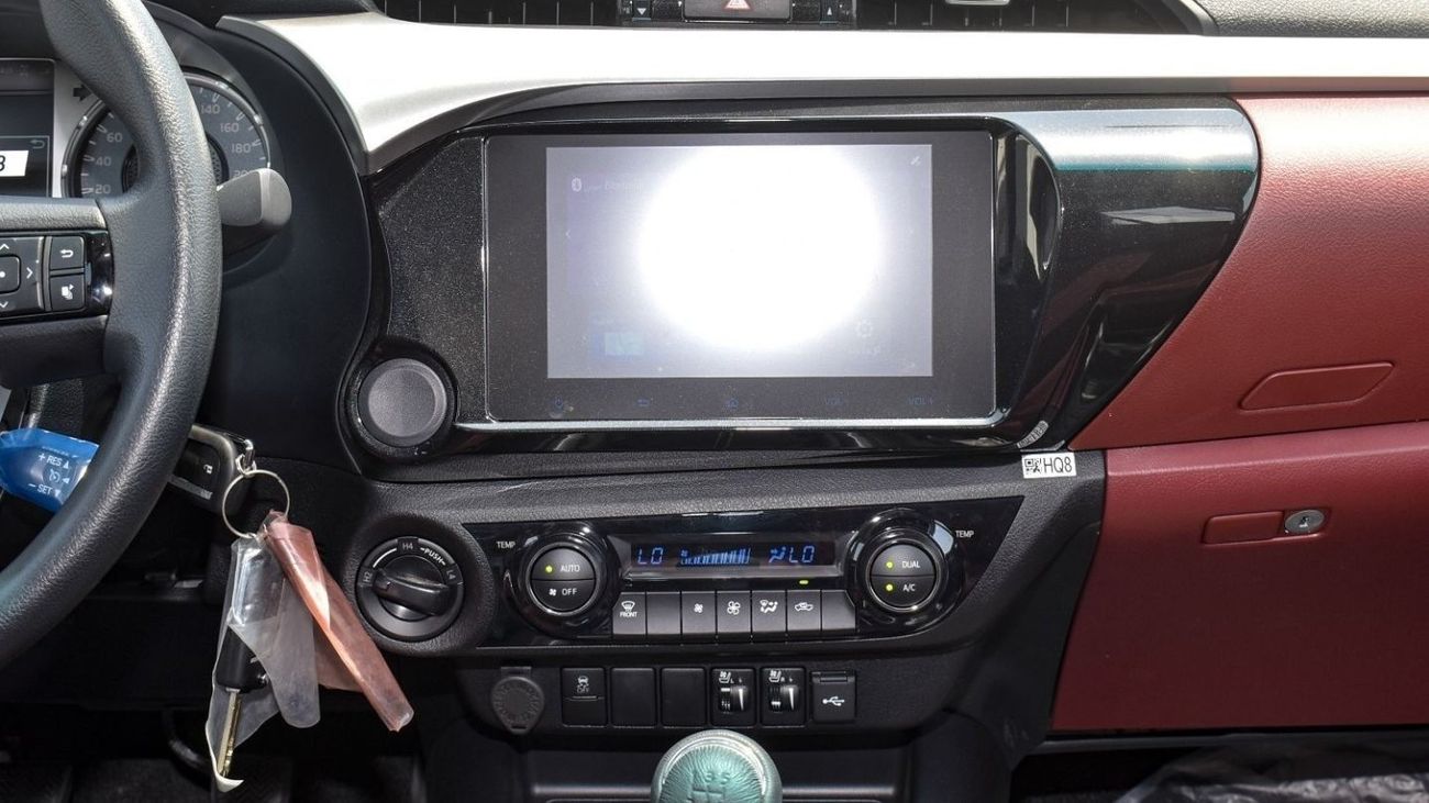 تويوتا هيلوكس 2.7l - LED - MT - Key Start - 4wd - Alloy wheels - Climate control - Seat cooler - Multimedia steeri