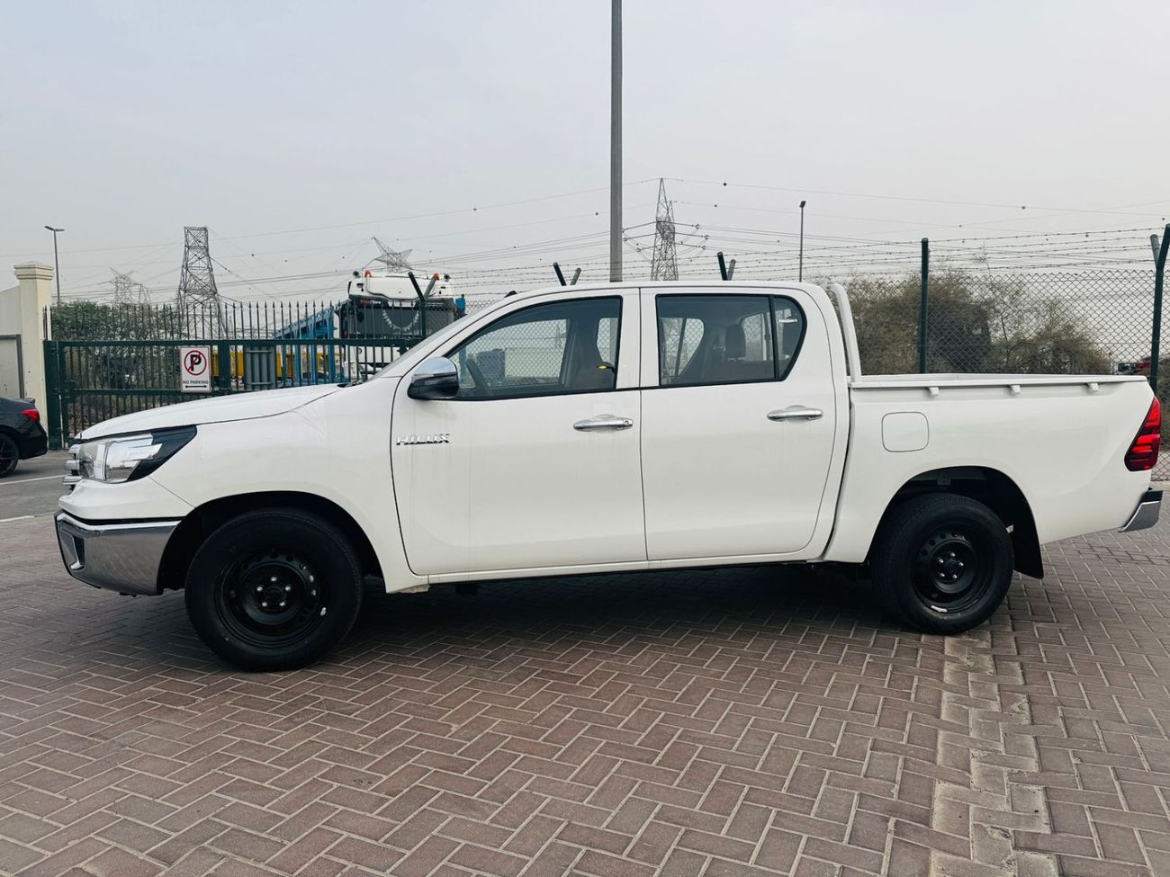 Toyota Hilux 2.0 L PETROL I M/T I DCABIN  4X2  I  PETROL
