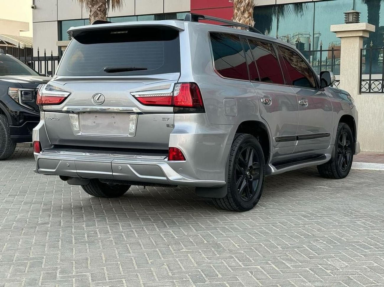 لكزس LX 570 لكزس LX 570 s خليجي 2010 محول 2020