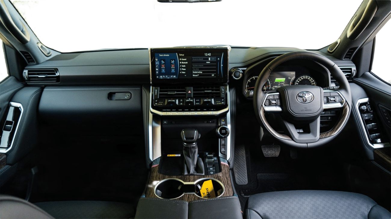 تويوتا لاند كروزر ECTMKC003 –New Right Hand Drive – Toyota LC300 VXR - 3.3L Diesel Auto - White with Black Interior