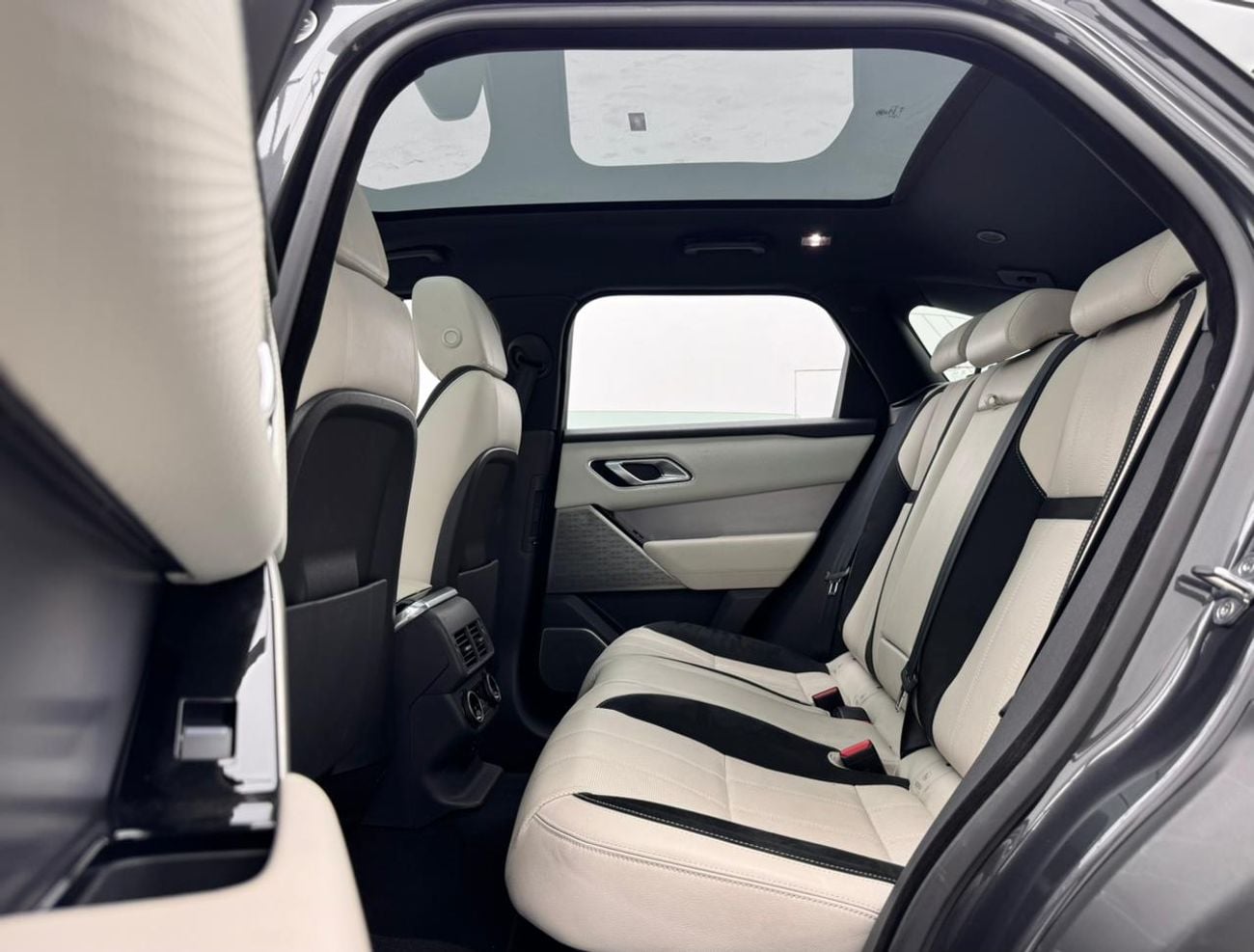 Land Rover Range Rover Velar 2021 Range Rover Velar R-Dynamic SE, 10/2026 Range Rover Warranty, Range Rover Service History, GCC