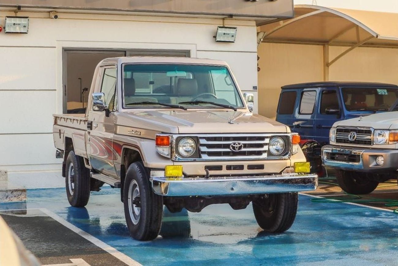 Toyota Land Cruiser Pick Up SC 4.0L toyota land cruiser single cab 2006 model