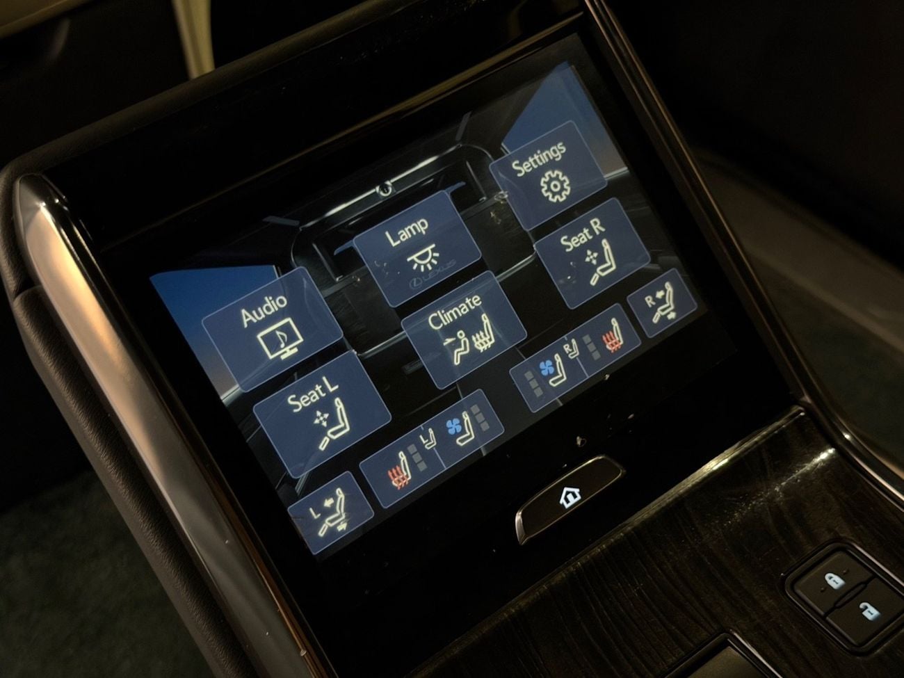 Lexus LM 300H STANDARD Lexus LM 300 2020 | 4-Seater VIP Luxury   Price: AED 259,000  Japanese Specifications  Mileage: 120,
