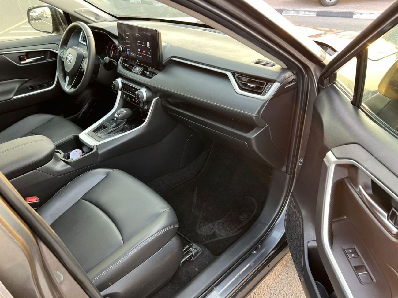 تويوتا راف ٤ XLE 2023 Toyota RAV4 Full Option - 2.5 V4 - Big Screen & Radar Sensor - Trunk Auto Push Star