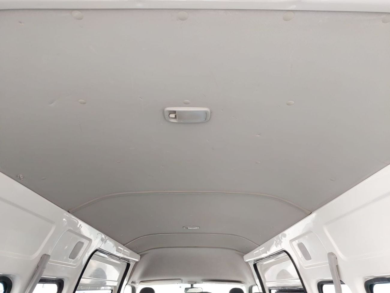 Toyota Hiace TOYOTA HIACE COMMUTER VAN RHD 2015 MODEL 3.0 L DIESEL AUTOMATIC(PM15677)