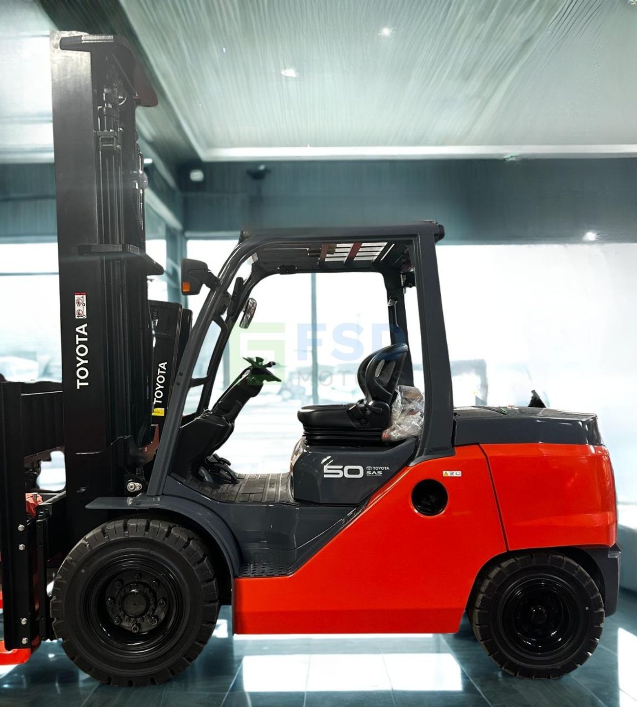 Toyota Fork lift TOYOTA 5 TON 2 STAGE DIESEL FORKLIFT TRUCK MODEL 8FD50N. (Export Only)