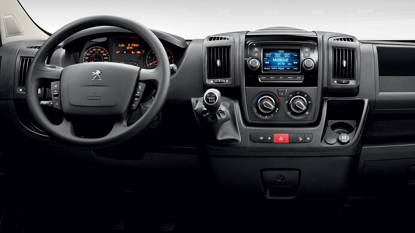 Peugeot Boxer interior - Cockpit