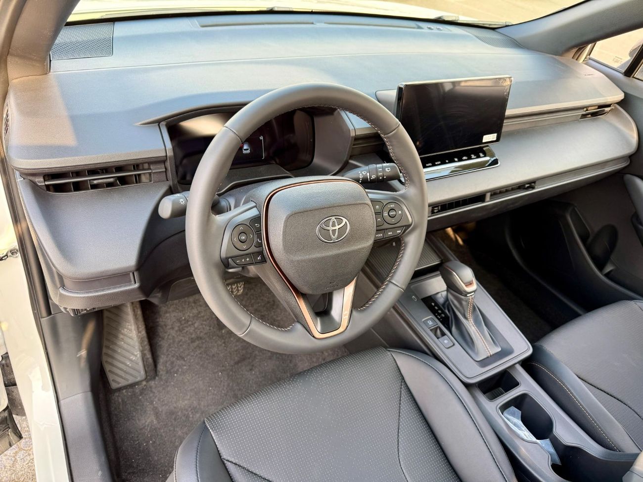 تويوتا كورولا كروس Toyota corolla cross 2.0 whitte 2025 new face