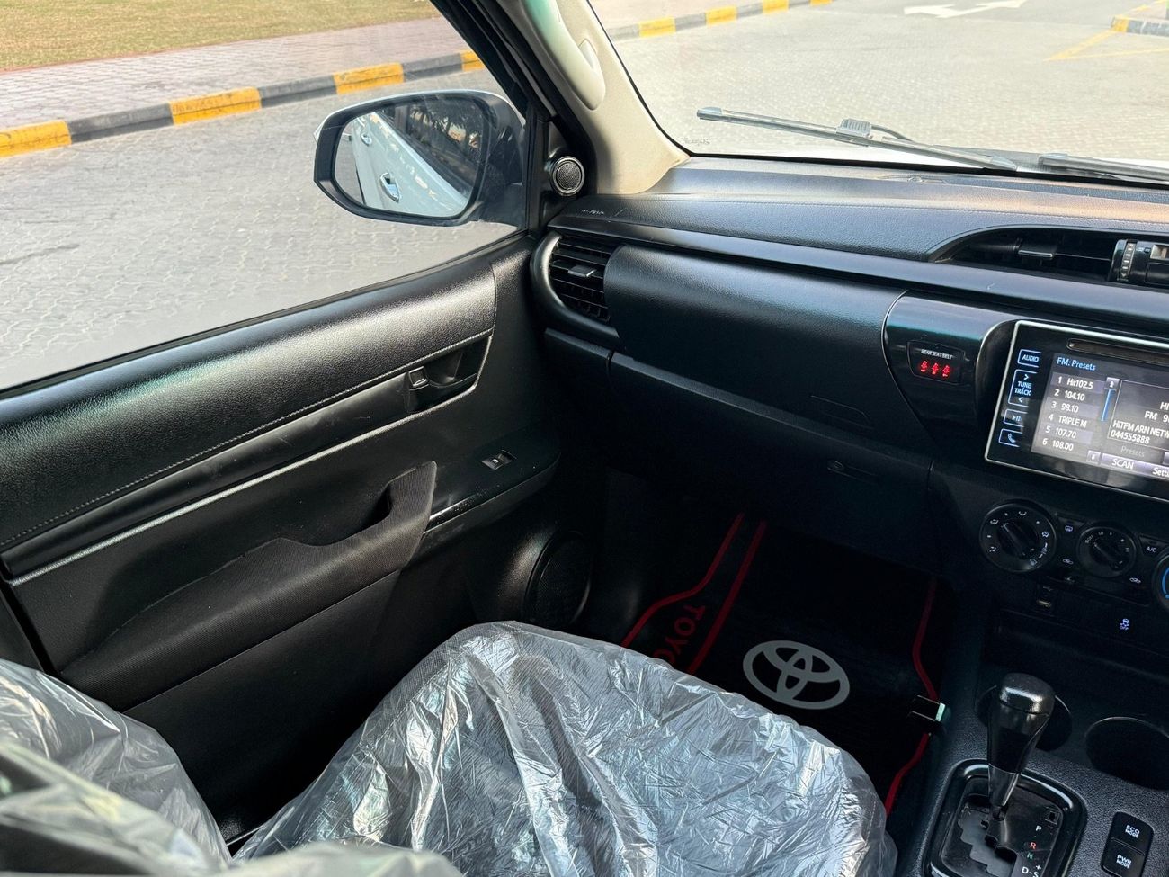 تويوتا هيلوكس SR Right Hand Drive