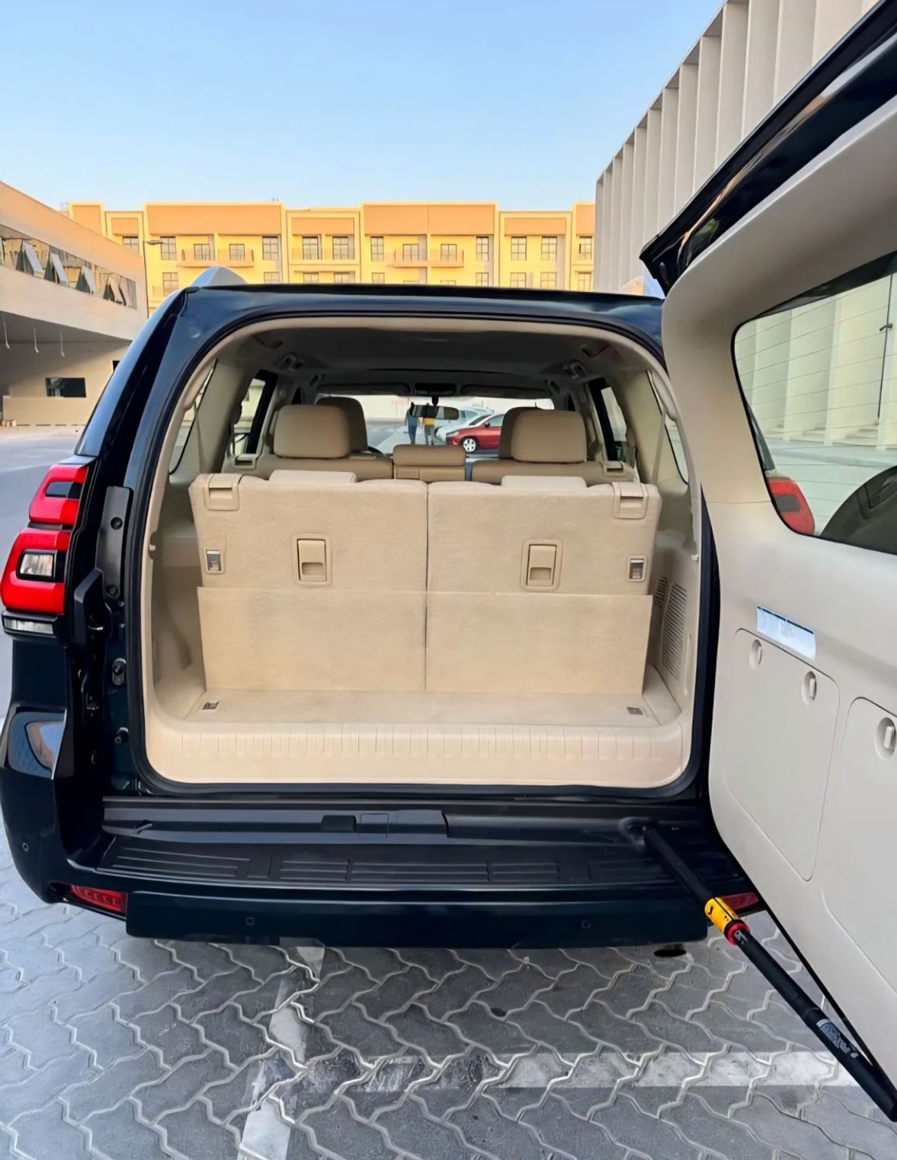 تويوتا برادو LHD VXR (Top of the Option) 4.0L V6 1GR Petrol engine Automatic Gear 4WD 7 Seats 5 Door