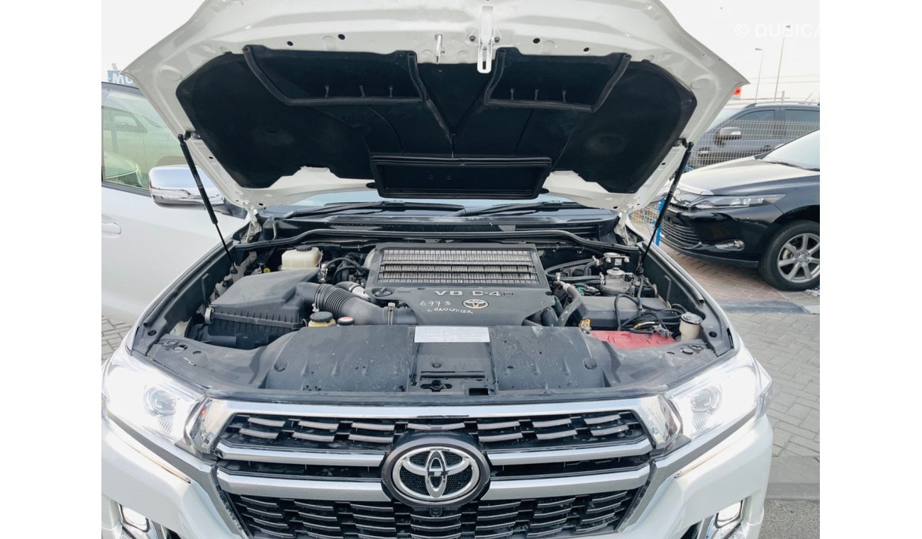 تويوتا لاند كروزر Toyota Vxr  Landcruiser RHD Diesel engine model 2014 full option car very clean and good condition
