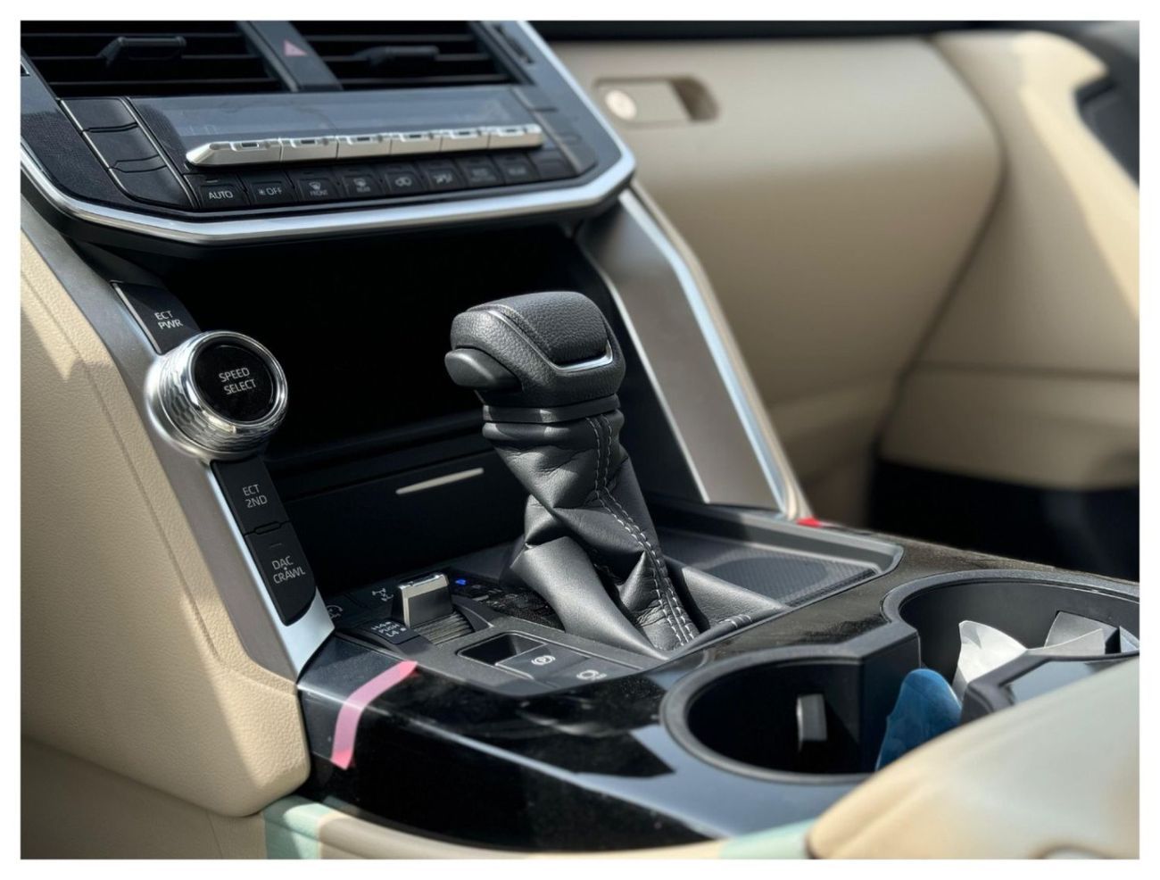 تويوتا لاند كروزر GXR 4.0L FULL OPTION WITH SUNROOF AND COOLING BOX