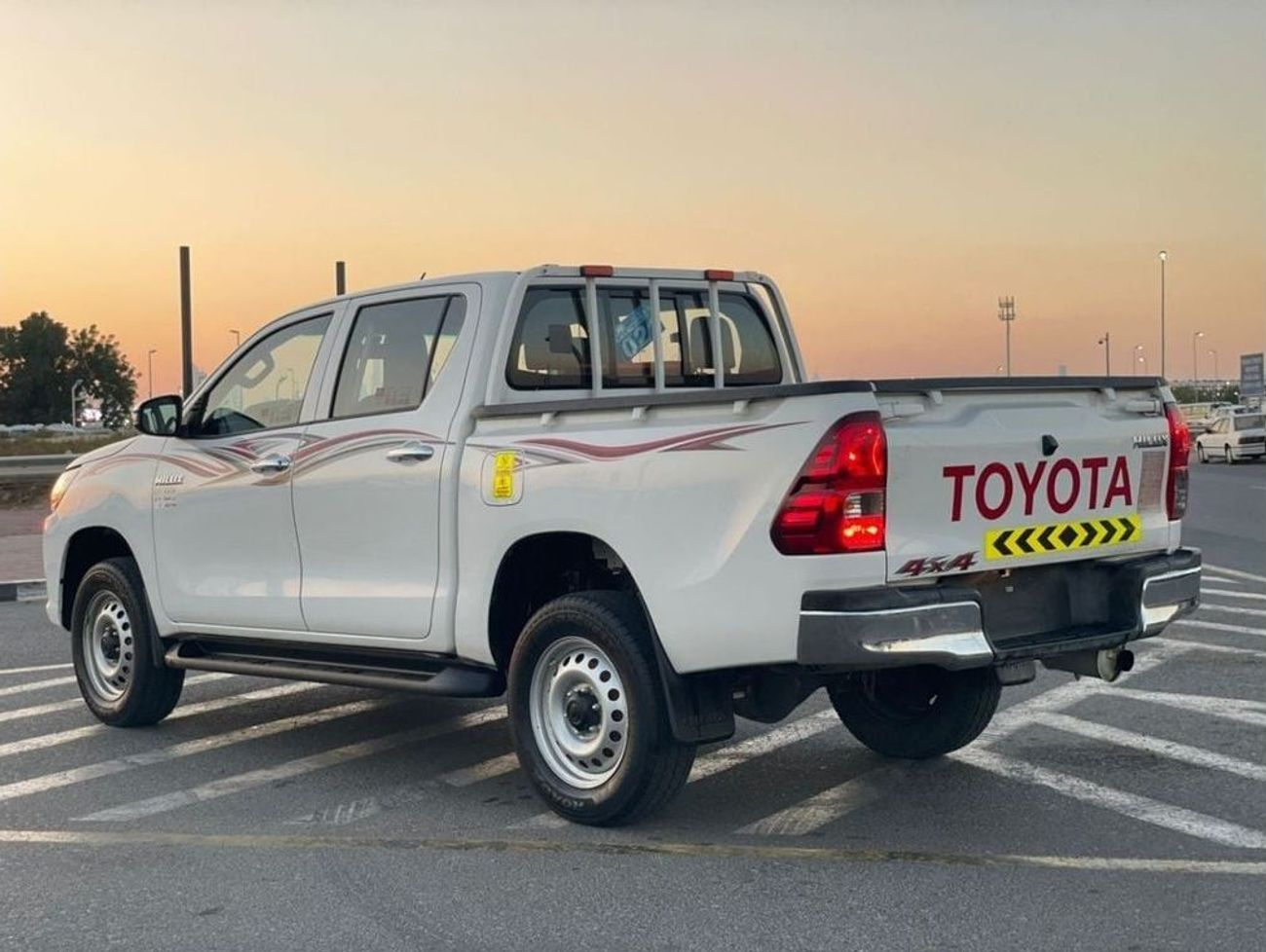تويوتا هيلوكس 2022 Toyota Hilux Deisel Manual Transmission - 4x4 AWD - 2.4L V4 - Rear CAM - Auto Doors -
