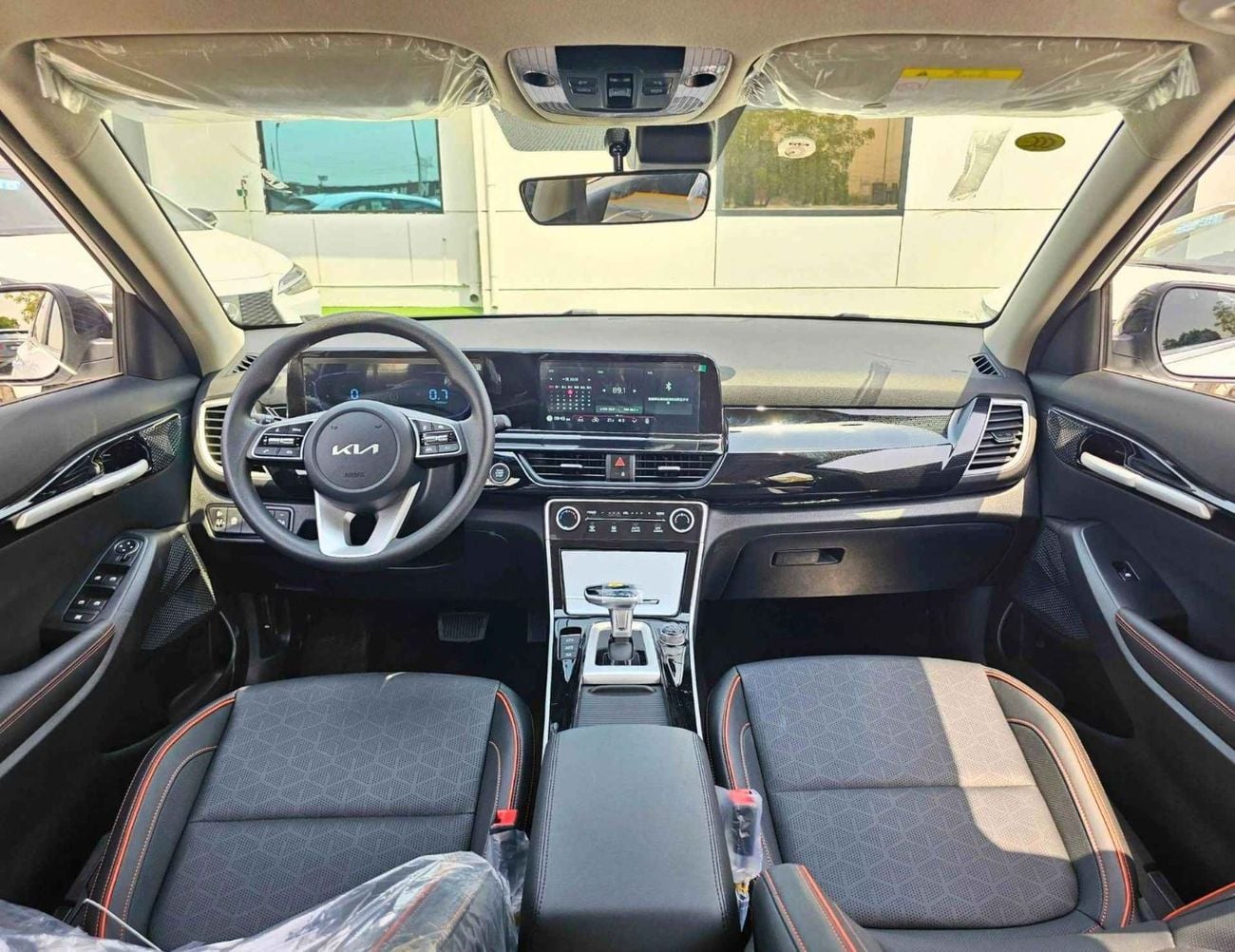 Kia Seltos CVT LUXURY/ DUAL TONE WITH BLACK ROOF / PANORAMIC ROOF/ 1.5L V4 PETROL CHINES SPECS (CODE#KSLL)