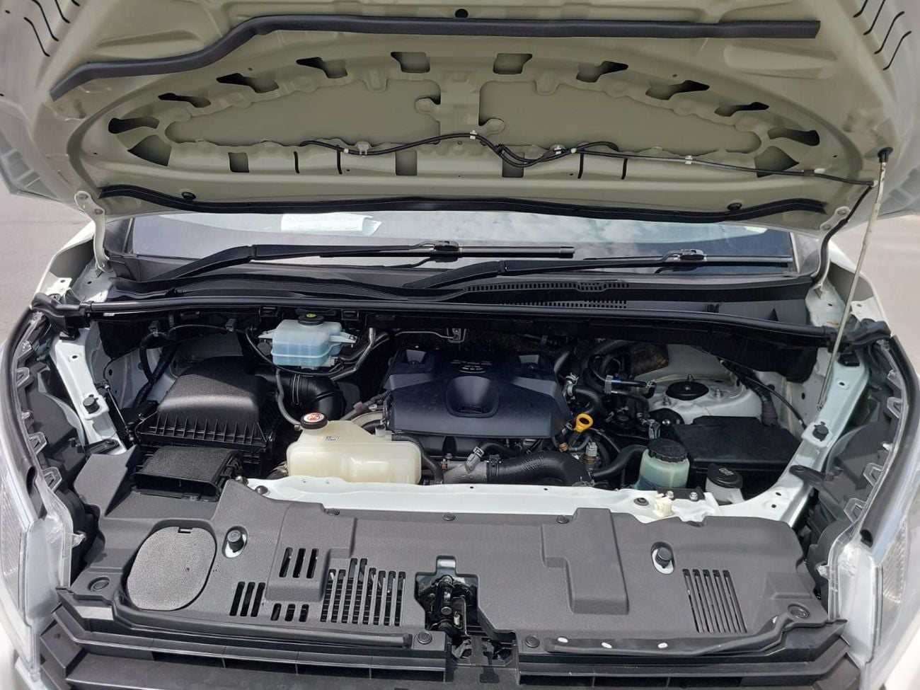 Toyota Hiace TOYOTA HIACE COMMUTER VAN RHD 2020 MODEL 2.8 L DIESEL AUTOMATIC(PM16665)