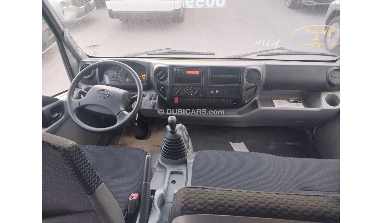 Hino 300 Hino 300 714 2.4 L , diesel , double cabin